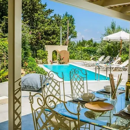 Sleeps 5 Pool Air Con Wifi Vila