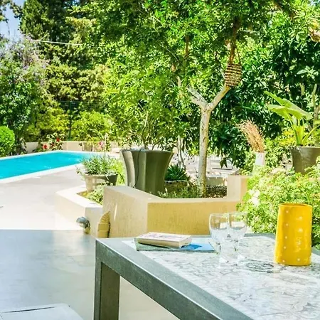 Sleeps 5 Pool Air Con Wifi ארגוסטולי