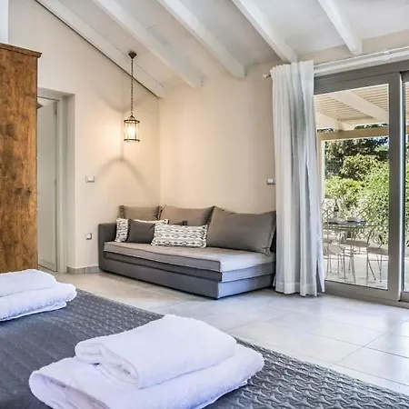 Sleeps 5 Pool Air Con Wifi וילה